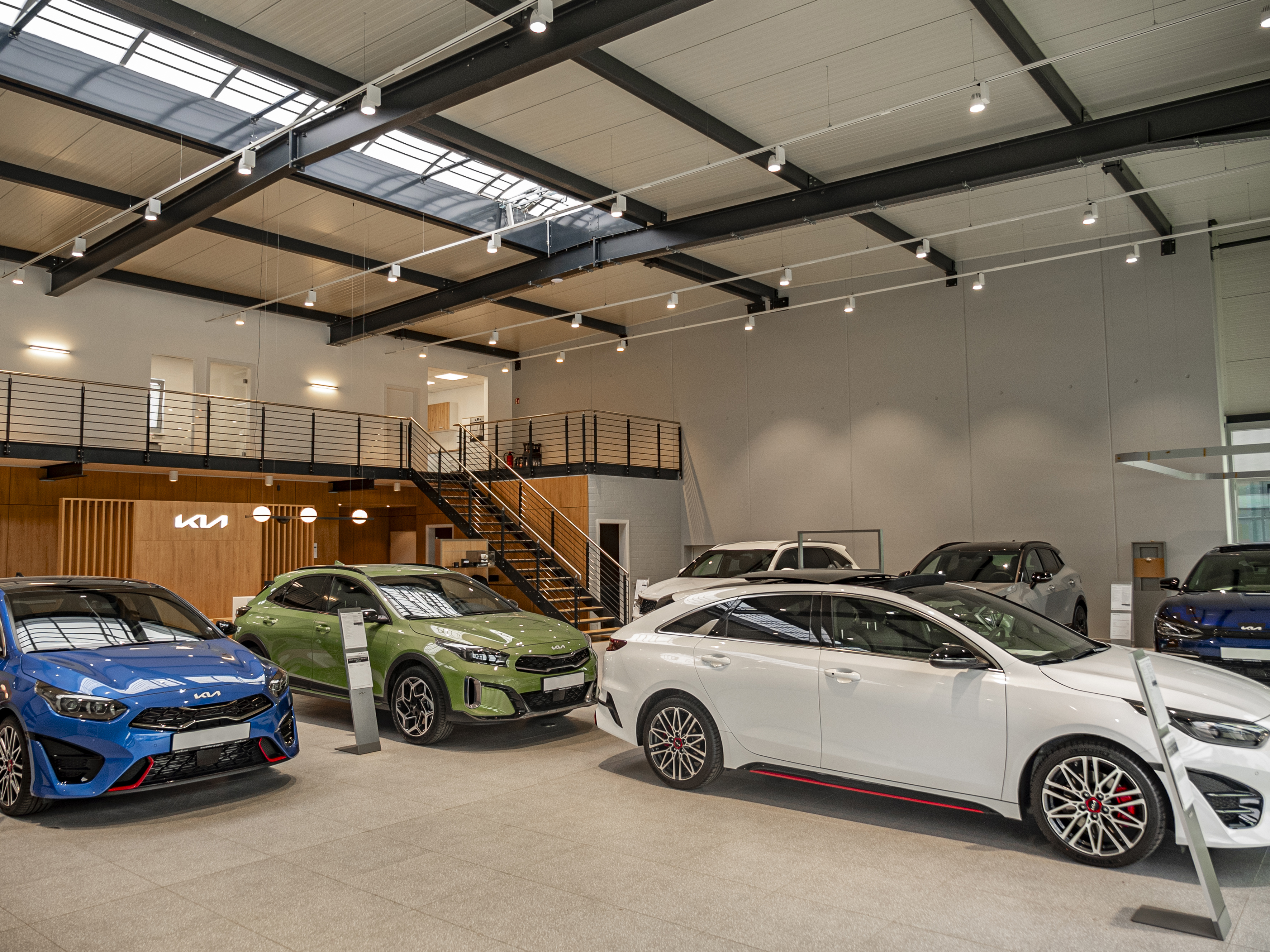 Kia Autohaus Bleker Borken Innenraum mit Kia Modellen